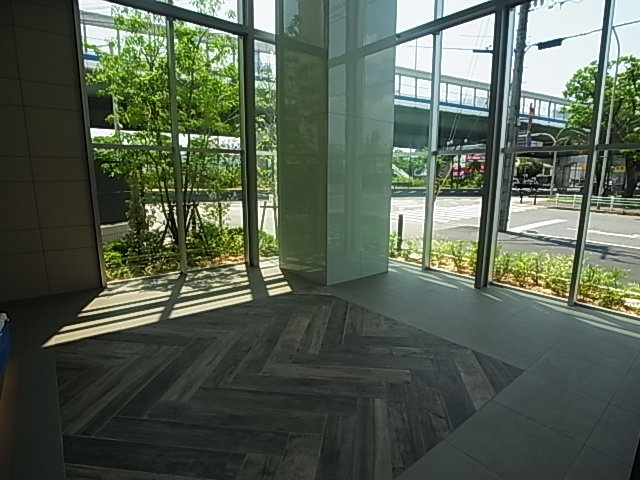 神戸市兵庫区佐比江町の賃貸マンションのエントランス