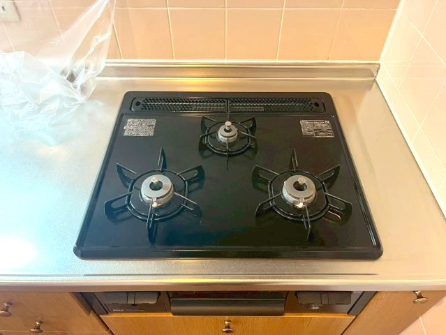 ヒルズビラー須磨のキッチン|3つ口コンロが付いています