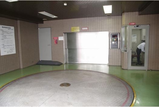 南星瓦町ビルの駐車場