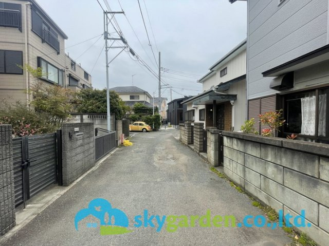 茅ヶ崎市浜竹1丁目　中古戸建の前面道路含む現地写真