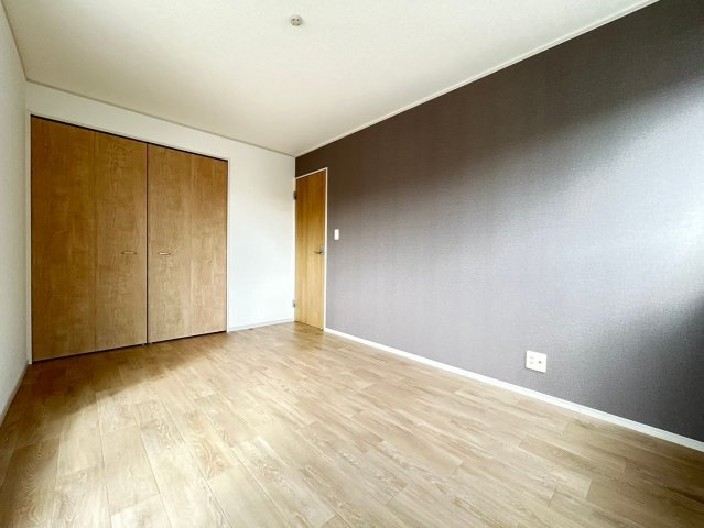 【価格改定】京都市西京区大枝塚原町の洋室|洋室南側約6帖
寝室としておすすめ！バルコニーへと繋がるお部屋です(^^)/