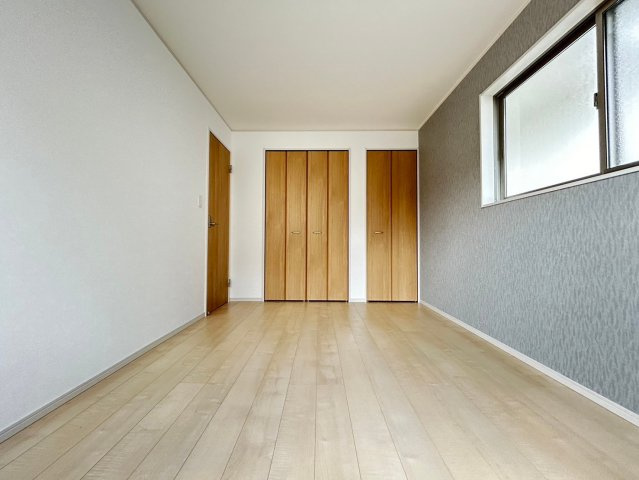 【価格改定】京都市西京区大枝塚原町の洋室|洋室北側約6帖
二つのクローゼットがある、収納充実のお部屋です！