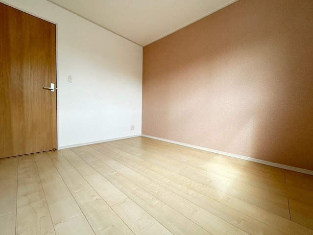 【価格改定】京都市西京区大枝塚原町の洋室|洋室4.5帖
南北の部屋に挟まれた、子供部屋にちょうど良いお部屋です！