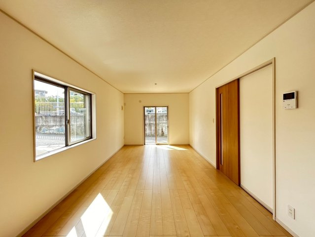 【価格改定】京都市西京区大枝塚原町の居間・リビング|LDK約13.5帖
南側と東側からの採光で明るいリビングです！