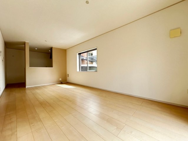 【価格改定】京都市西京区大枝塚原町の居間・リビング|キッチンからはリビングが見渡せるので、ご家族の様子を楽しみながらお料理もできます(^^)/