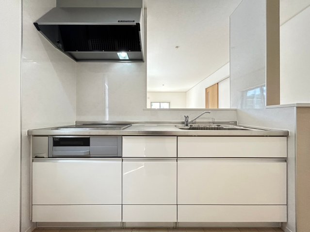 【価格改定】京都市西京区大枝塚原町のキッチン|IHクッキングヒーター採用のシステムキッチン。ホワイト基調で明るいキッチンスペースとなっております！