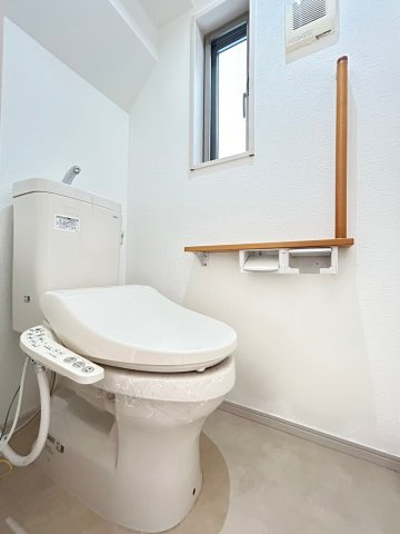 【価格改定】京都市西京区大枝塚原町のトイレ|１階トイレ
温水洗浄便座付トイレです！手すり付きで便利です(^^)/