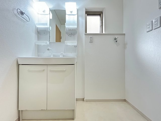 【価格改定】京都市西京区大枝塚原町の独立洗面台|収納たっぷりの洗面化粧台。洗濯機置き場はすぐそばにあります(^^)