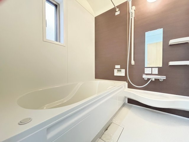 【価格改定】京都市西京区大枝塚原町の浴室|木目調のアクセントパネルがお洒落な浴室空間です。窓もあり、外からの明かりも差し込みます！