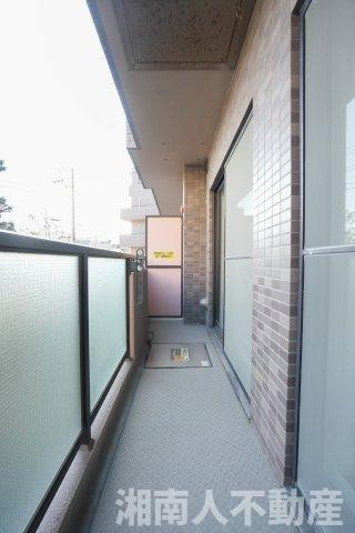 ドラゴンマンション湘南辻堂1番館のバルコニー|お洗濯にも便利なバルコニー付き