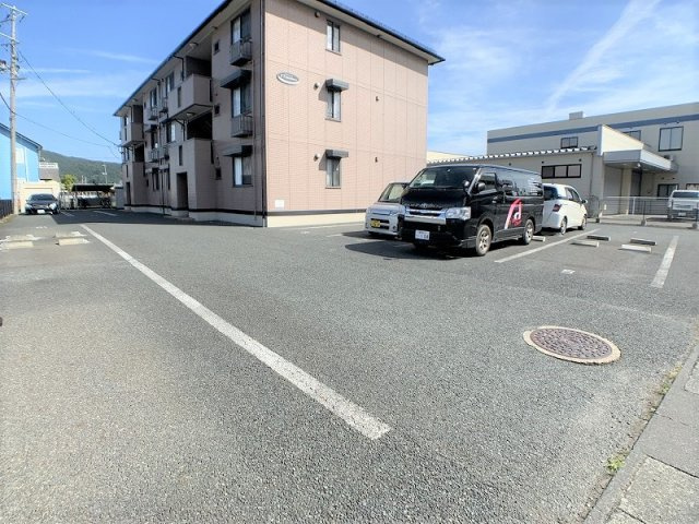 Y'Sレジデンスの駐車場