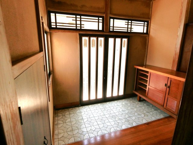 富田1984貸家の玄関