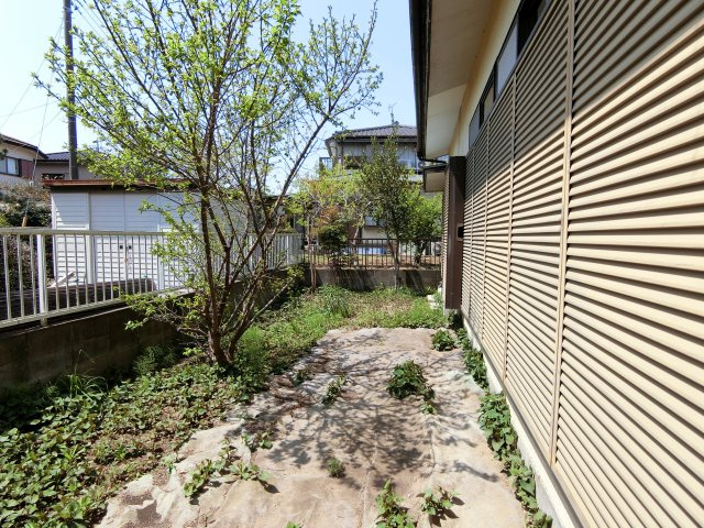 富田1984貸家の庭