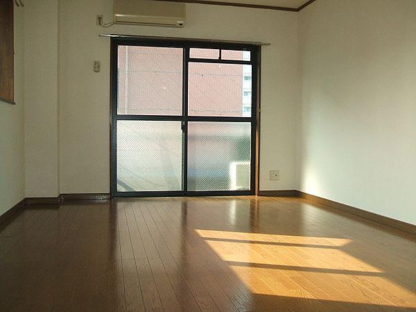 江崎ガーデンビルの居間・リビング