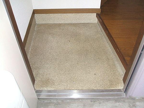 江崎ガーデンビルの玄関