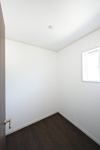 【収納】 | 太田市由良町　13号棟　ファイブイズホーム施工 | 季節外の洋服や冷暖房器具もしまっておける大容量の納戸付きです！
