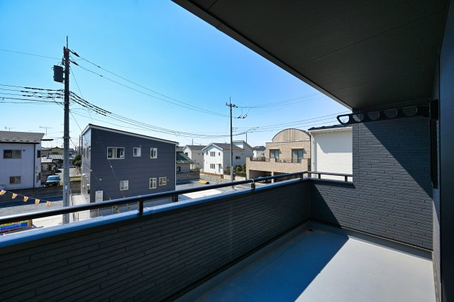 【バルコニー】 | 太田市由良町　13号棟　ファイブイズホーム施工 | 屋根付きワイドバルコニーなので、急な雨の時も安心♪竿受けも設置済み！