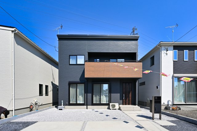 【外観】 | 太田市由良町　13号棟　ファイブイズホーム施工 | スッキリクリアな青空に映えるエクステリア！
日当たり良好な立地です♪