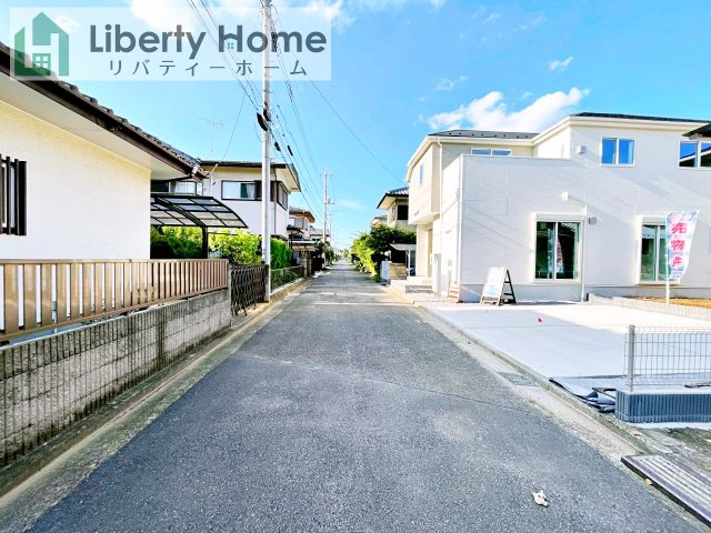 つくば市宝陽台24-2期　新築戸建の前面道路含む現地写真