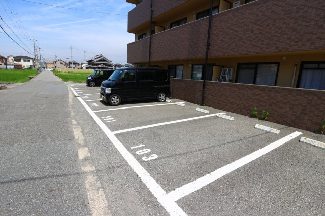 メゾンポパイの駐車場