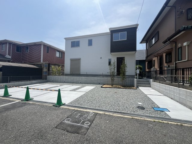 Terrechezゆりのき台1期1棟の前面道路含む現地写真