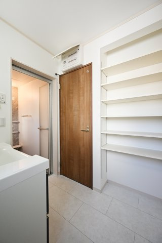 【収納】 | 太田市由良町　16号棟　 | 広々としたランドリー収納で着替えもスッキリ収納！