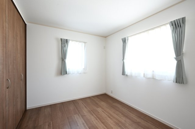 【洋室】 | 太田市由良町　16号棟　 | 2面採光の洋室は日当たりがよくあったか♪