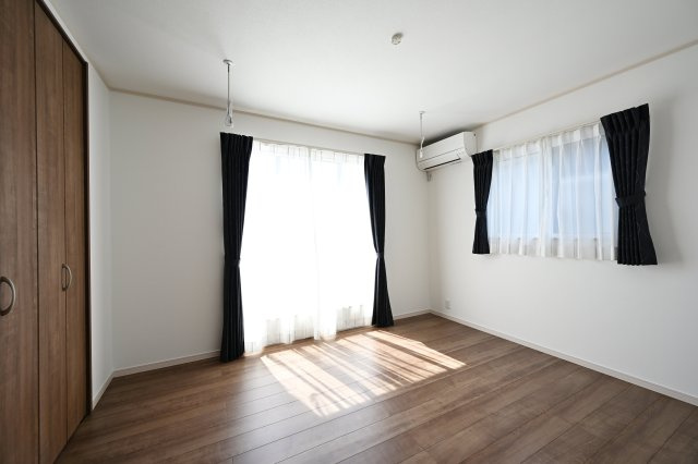 【収納】 | 太田市由良町　16号棟　 | 日当たりのよい寝室は大容量のウォークインクローゼット付き！