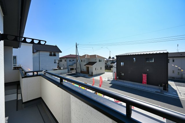 【バルコニー】 | 太田市由良町　16号棟　 | 屋根付きワイドバルコニーなので、急な雨の時も安心♪竿受けも設置済み！