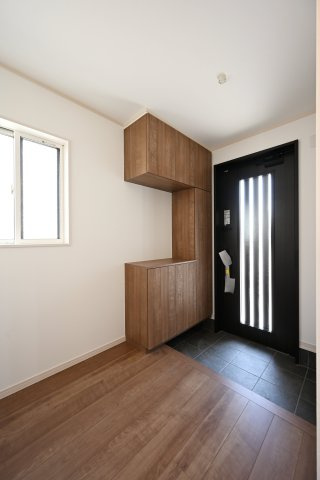 【玄関】 | 太田市由良町　16号棟　 | 大型のシューズボックスがあるので、家族全員の靴をしっかり収納！玄関スッキリ！