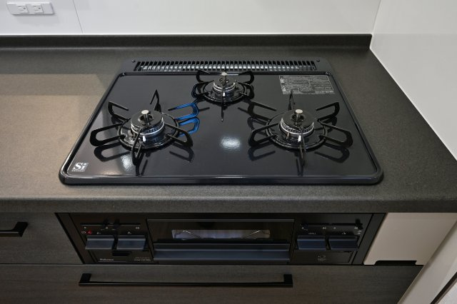 【設備】 | 太田市由良町　16号棟　 | 三口コンロで家事効率アップ！