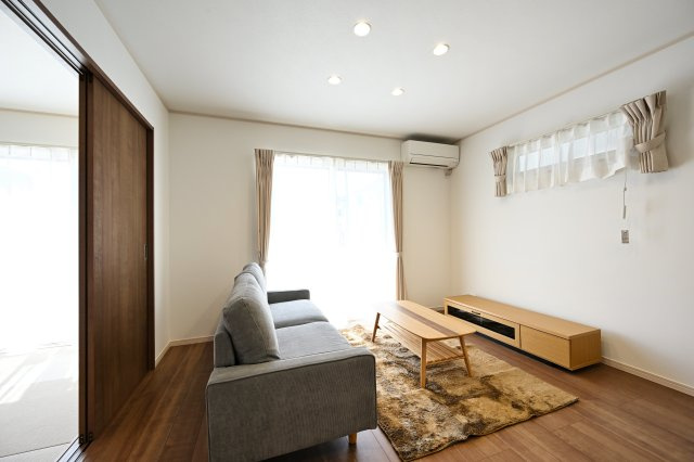 【居間・リビング】 | 太田市由良町　16号棟　 | 大型ＴＶも余裕で置けちゃう！ワイドなリビングで家族団らんの時間も増えそうですね♪