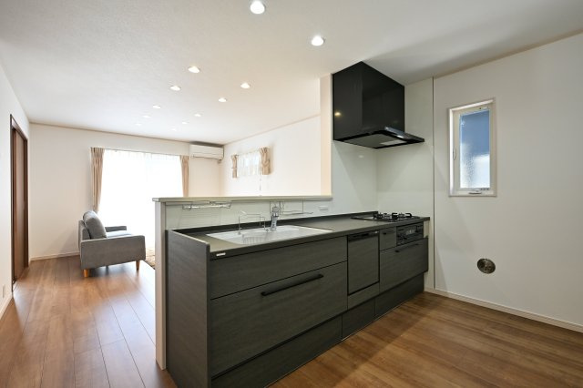 【キッチン】 | 太田市由良町　16号棟　 | 対面タイプならキッチン内にいながらご家族やお客様との会話が楽しめます