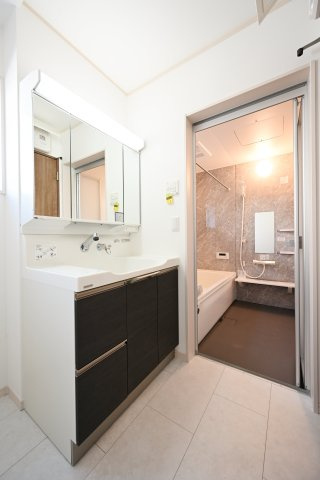 【独立洗面台】 | 太田市由良町　16号棟　 | 3面ミラーの後ろは収納スペースを完備。生活感のあるものは隠して、スッキリシンプルな洗面台に！