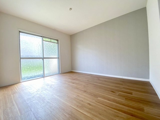 【価格改定】南円明寺ヶ丘団地16棟の洋室|洋室約7帖
南側バルコニーへ出ることができます！