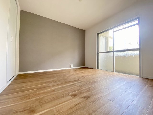 【価格改定】南円明寺ヶ丘団地16棟の洋室|洋室約6帖
北側バルコニーへ出ることができます！