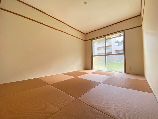 【価格改定】南円明寺ヶ丘団地16棟の和室|琉球畳の和室約6帖
客間としてもお使いいただけます(^^)/