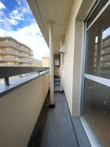 【価格改定】南円明寺ヶ丘団地16棟のバルコニー|北側バルコニー
物置スペースのあるバルコニーです(^^)/