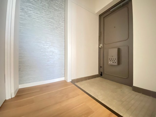 【価格改定】南円明寺ヶ丘団地16棟の玄関|玄関にはシューズボックスを設置することで、散らかりがちな靴をすっきりと収納できます。