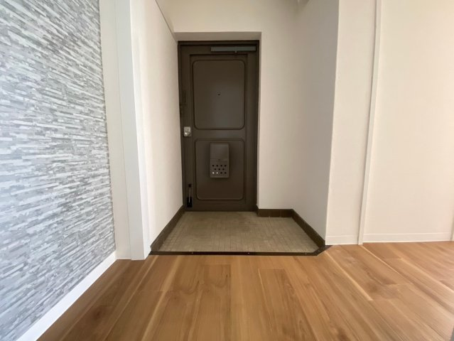 【価格改定】南円明寺ヶ丘団地16棟の玄関|玄関すぐにはアクセントクロスのあるフロアでお洒落な空間となっております！