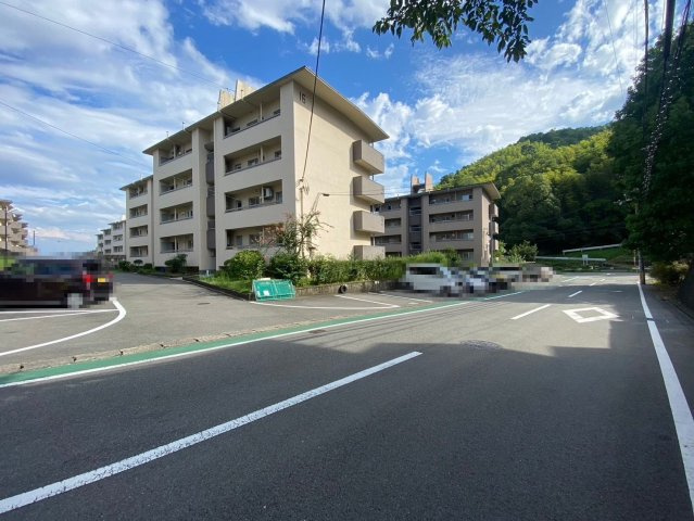 【価格改定】南円明寺ヶ丘団地16棟のその他|前面道路が広々としているので、お車の出し入れもスムーズです。