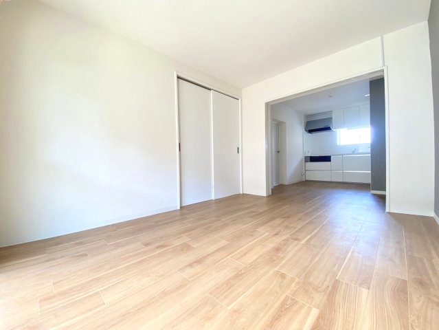 【価格改定】南円明寺ヶ丘団地16棟の居間・リビング|LDK約12帖
バルコニーへも出ることができます(^^)/