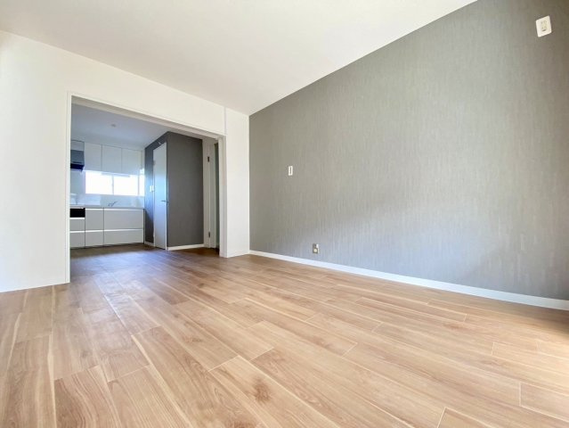 【価格改定】南円明寺ヶ丘団地16棟の居間・リビング|グレーのアクセントクロスがおしゃれなリビングです。
インテリアのコーディネートも楽しめますね！