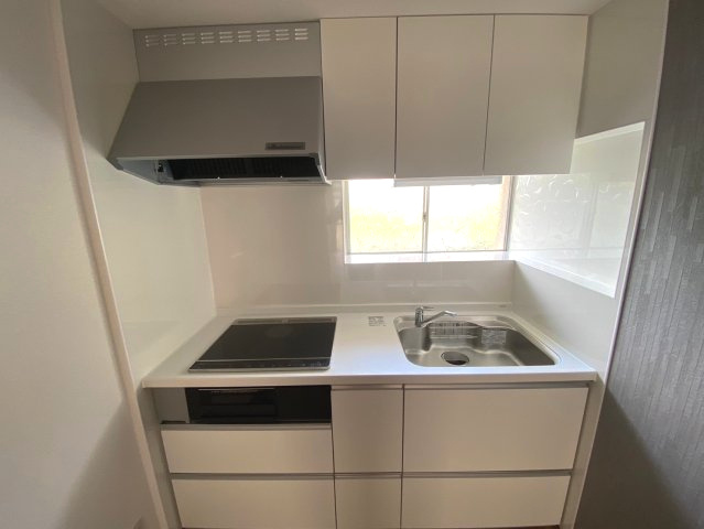 南円明寺ヶ丘団地16棟のキッチン|清潔感のあるシンプルデザインのシステムキッチン。使い勝手の良さが魅力です！