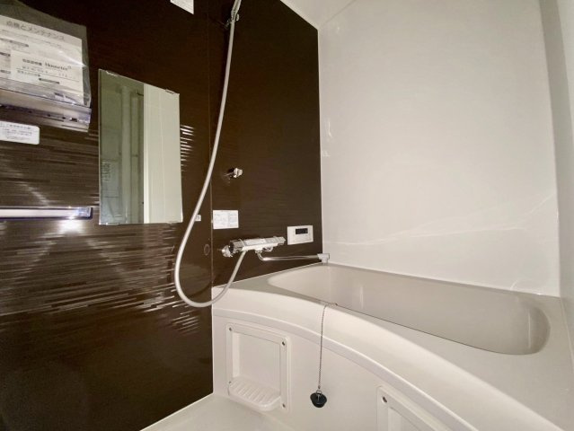 【価格改定】南円明寺ヶ丘団地16棟の浴室|ブラウンのアクセントパネルがお洒落な浴室空間を演出してくれます(^^)/