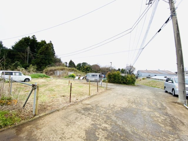 富里市中沢　売土地（資材置場用地）の前面道路含む現地写真