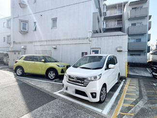 【駐車場】 | マンションの駐車場スペース。空きの有無や駐車料金、サイズ規定などについては、改めてお問い合わせください。～即日のご見学可能～　お問合せはお気軽にどうぞ。