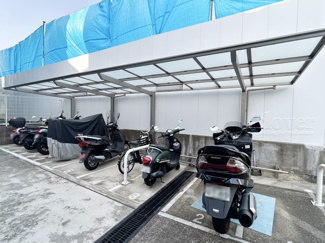 【駐車場】 | バイク置き場。空き区画の有無や駐輪料金、サイズおよび排気量規定などについては、改めてお問い合わせください。～即日のご見学可能～　お問合せはお気軽にどうぞ。