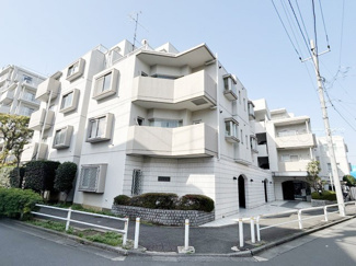 【外観】 | 手入れの行き届いた外壁やエントランスなど、「見ればわかる」レベルで清潔感を保ったマンションです。築年数を感じさせない姿で皆様をお出迎えします。～即日のご見学可能～　お問合せはお気軽にどうぞ。