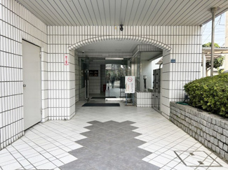 【エントランス】 | お客様を、そして住人を出迎えてくれるマンションのエントランス。ゴミが落ちていないことからも、管理状態の良さや住民の節度の高さが見て取れます。～即日のご見学可能～　お問合せはお気軽にどうぞ。
